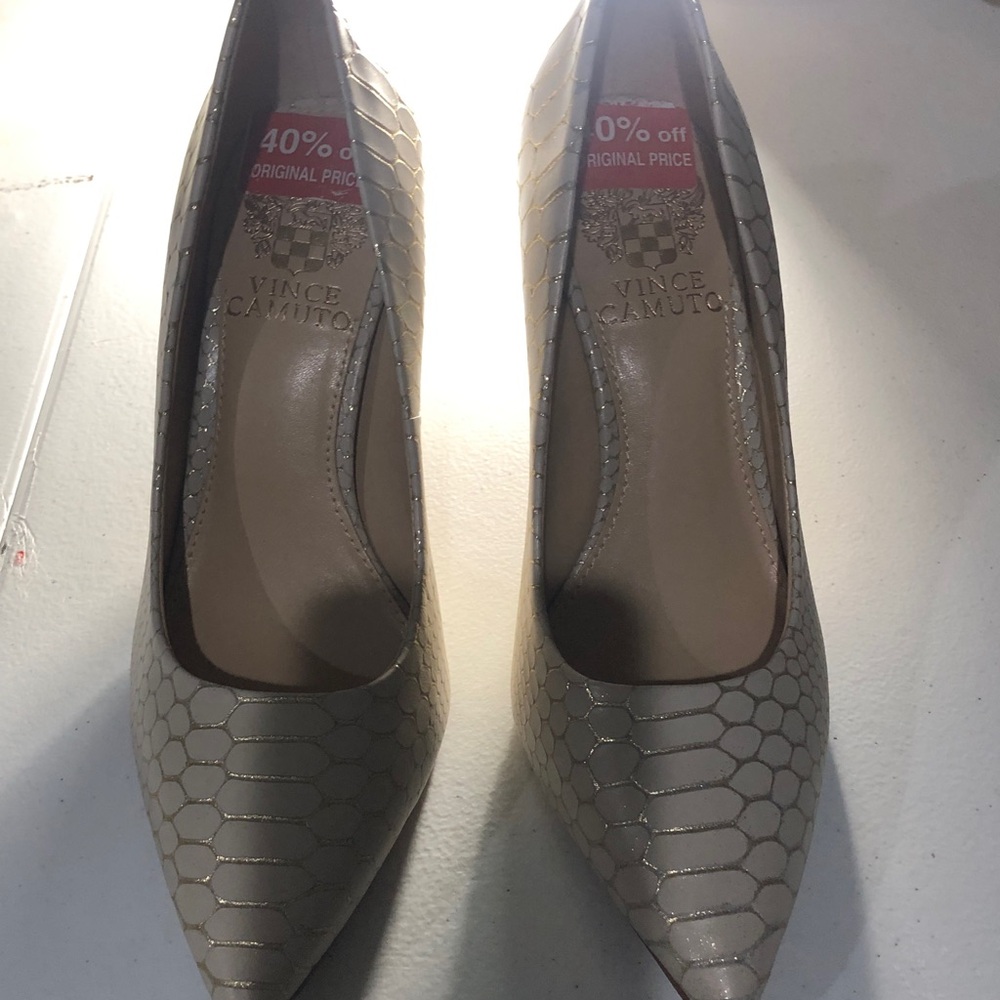 Vince Camuto Beige Taupe Hex-Embossed Pointed Toe Pumps, NEW, NO BOX, size 6.5
